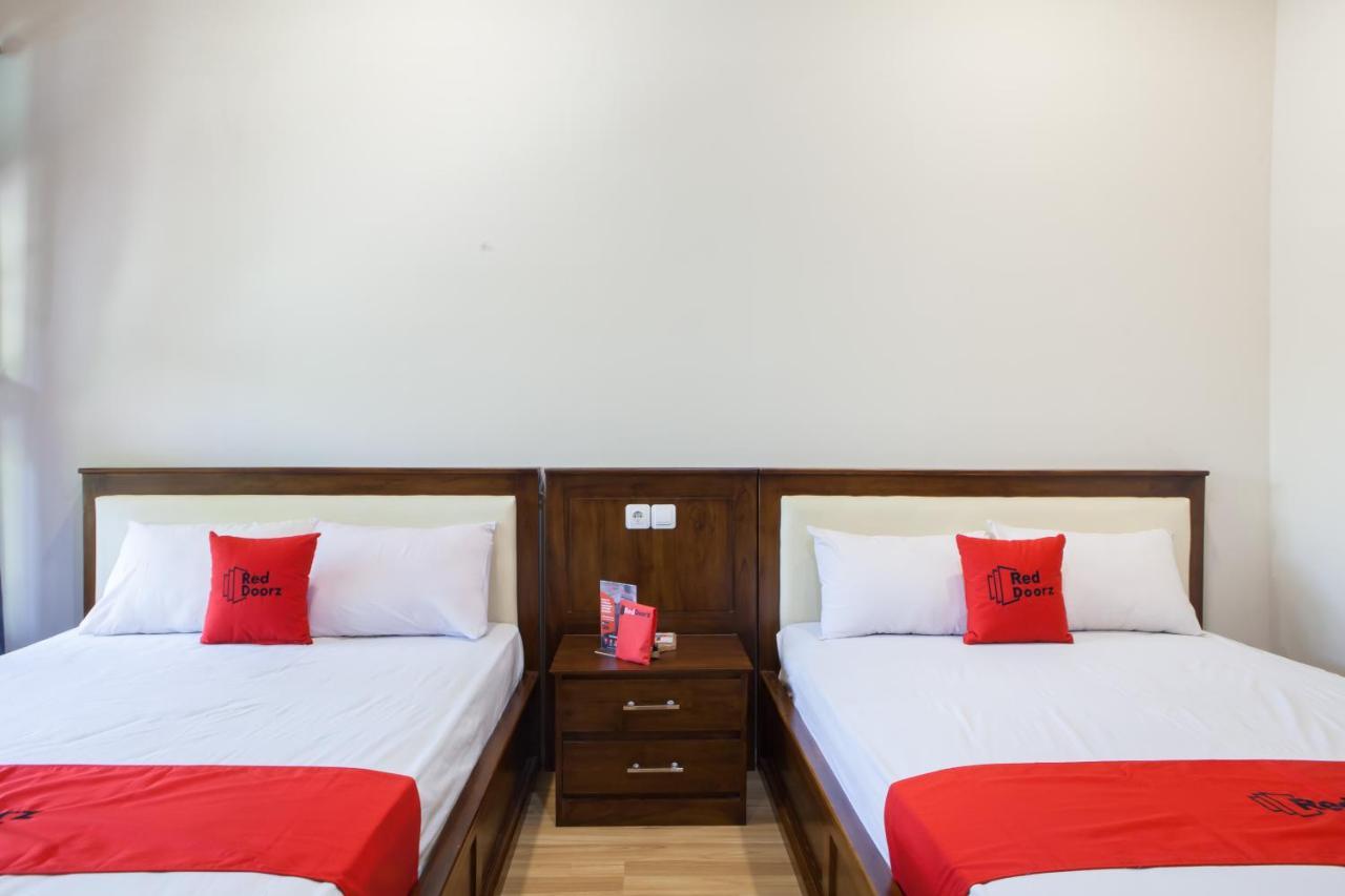 Reddoorz Plus Near Mall Roxy Banyuwangi Banyuwangi  Exterior foto