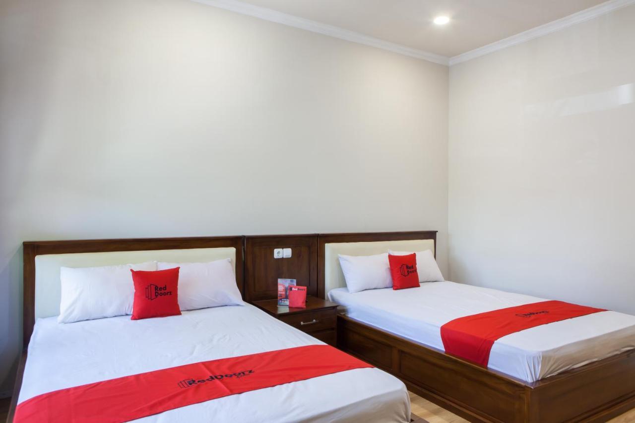 Reddoorz Plus Near Mall Roxy Banyuwangi Banyuwangi  Exterior foto