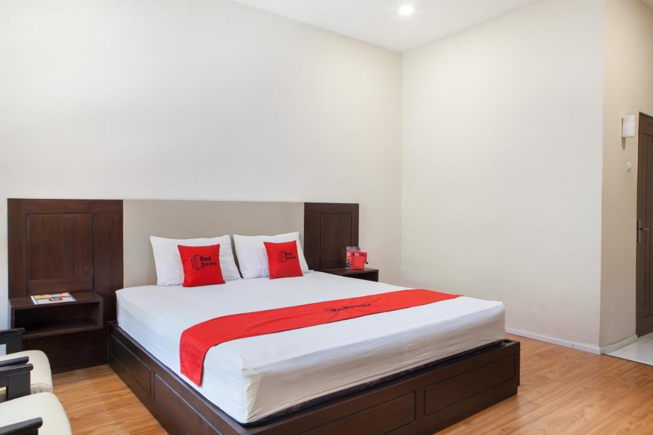 Reddoorz Plus Near Mall Roxy Banyuwangi Banyuwangi  Exterior foto