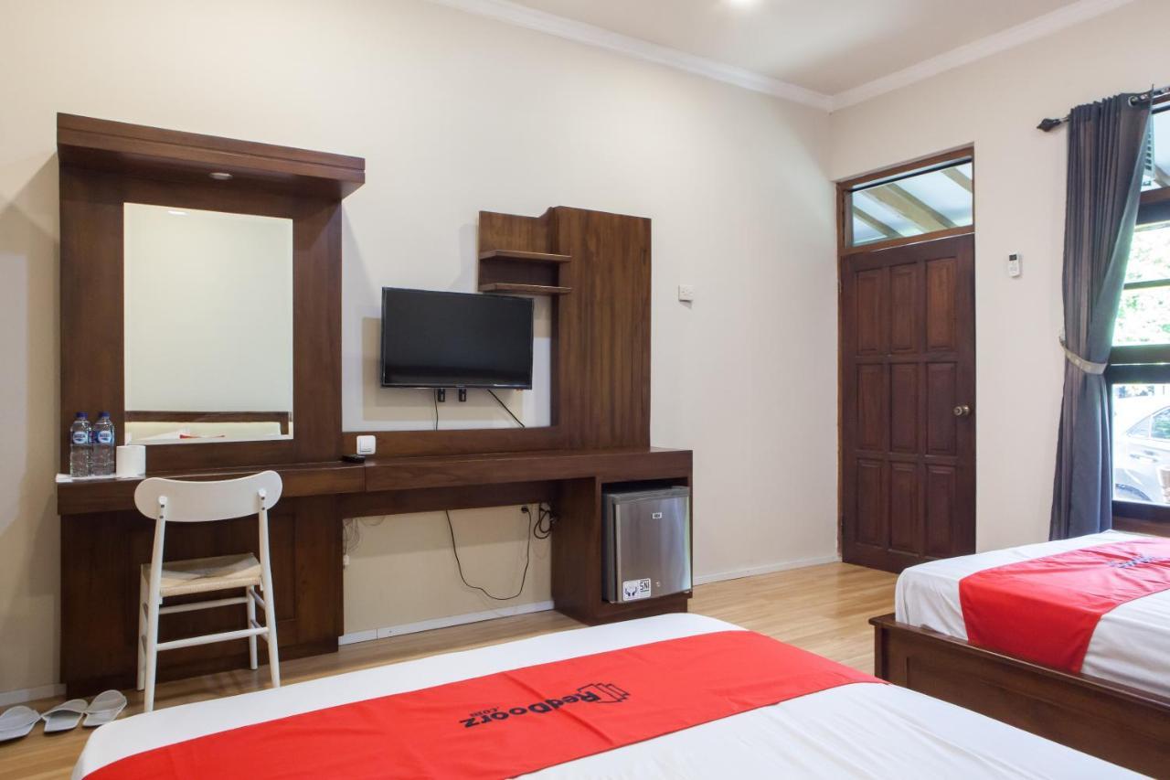 Reddoorz Plus Near Mall Roxy Banyuwangi Banyuwangi  Exterior foto