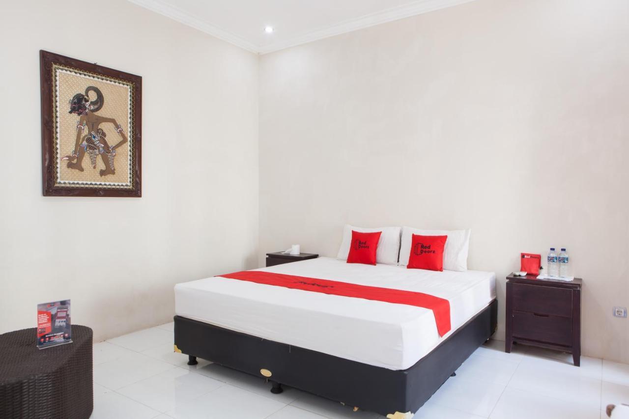 Reddoorz Plus Near Mall Roxy Banyuwangi Banyuwangi  Exterior foto