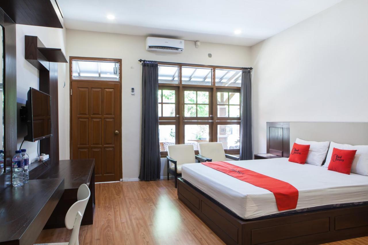 Reddoorz Plus Near Mall Roxy Banyuwangi Banyuwangi  Exterior foto